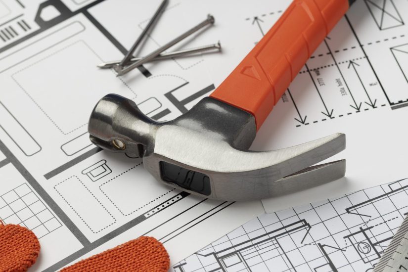 vista-del-martillo-de-acero-con-otros-elementos-y-herramientas-de-construccion